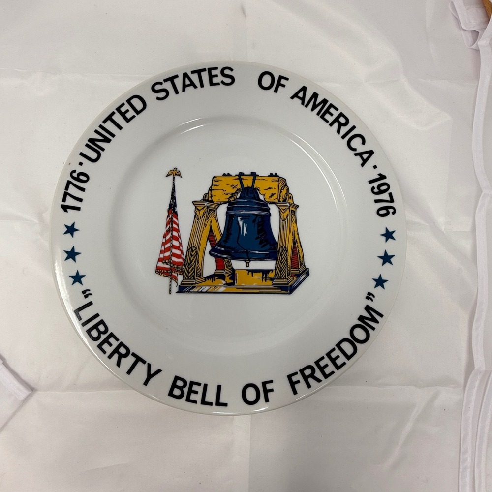 Pair Souvenir Plates America Bicentennial 1776 1976 Made in Japan w/Wall Hangars
